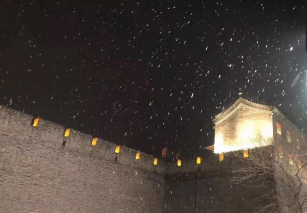 北京初雪，长城变成了水墨丹青画卷