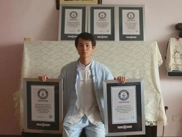 【挑战不可能】广东双节棍小伙在八达岭长城脚下搞起大动作！