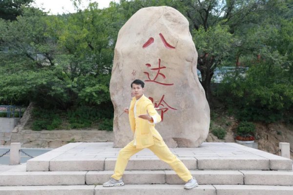 【挑战不可能】广东双节棍小伙在八达岭长城挑战成功